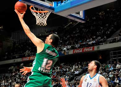 PAO conquers Madrid, gets to one win from playoffs