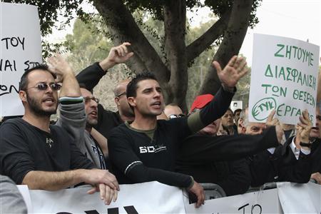 Cyprus closes in on EU bailout, U-turn on levy