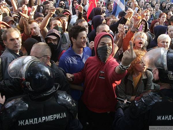 Thousands protest against “the breaking up of Serbia”