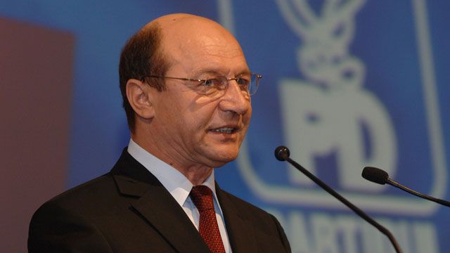Basescu ever closer to the People’s Movement, PDL takes distance from him