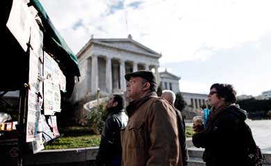 Poll shows SYRIZA edge ahead, low faith in all parties