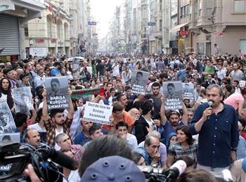 Workers and BDP members march in Istanbul to protest Lice clashes
