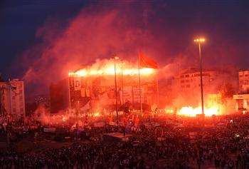 Team work of united ultras set Taksim ‘on fire’