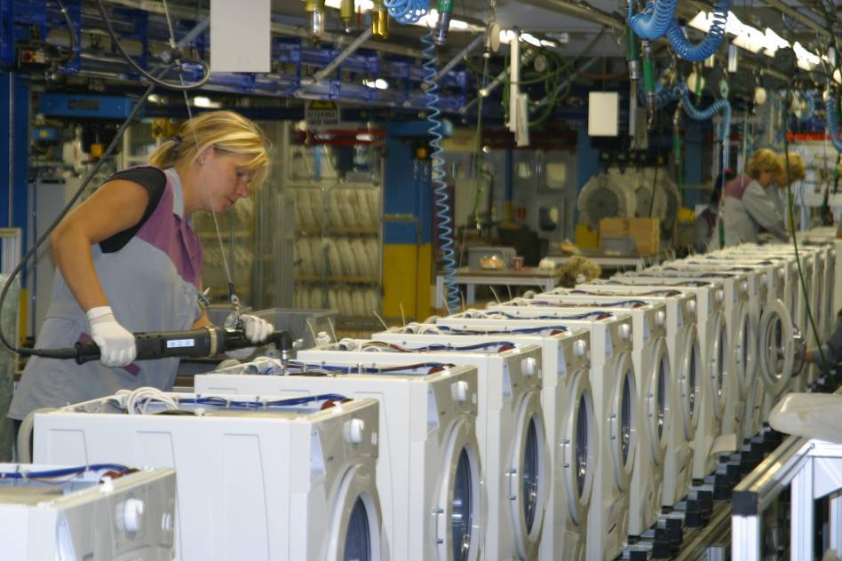 Labour costs in Slovenia dropped by 5.9% in Q2 of 2013
