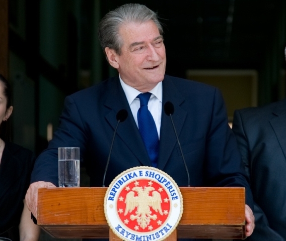 Former Premier Berisha receives a letter by the Prime Minister of Holland