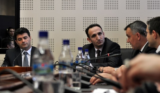 Secret Services observe Serb police officers of Kosovo and Albanians who depart for Syria