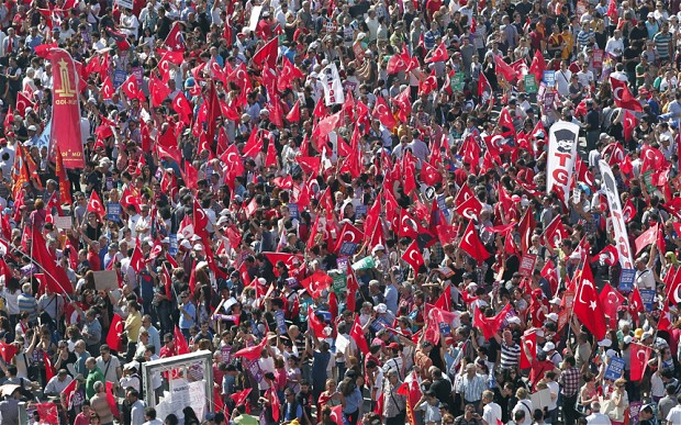 The Turkish people once again take to the streets to oppose Erdogan