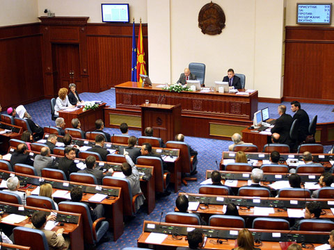 Opposition and analysts in Skopje comment the incentive for the dissolution of parliament