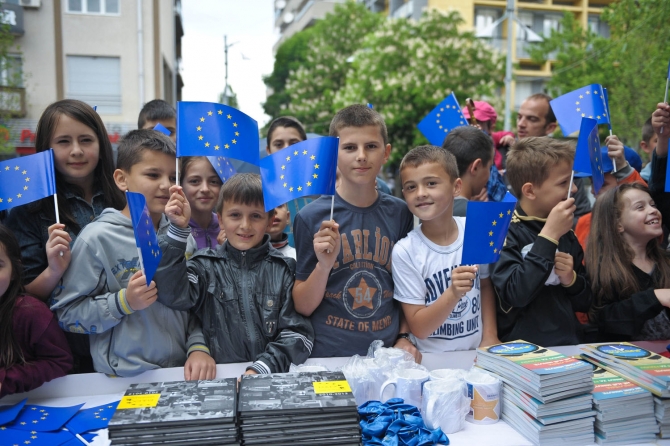 Kosovars celebrate European Day isolated and in poverty