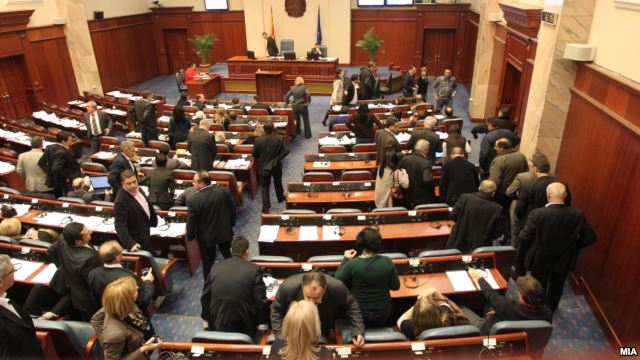 Macedonian opposition refuses the parliamentary mandates, debates in Skopje