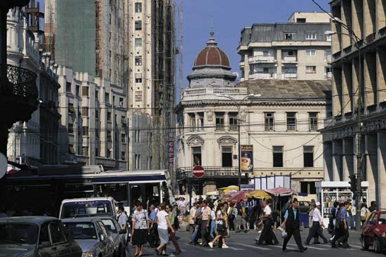 Poll: Romanians trust town halls, army and Church