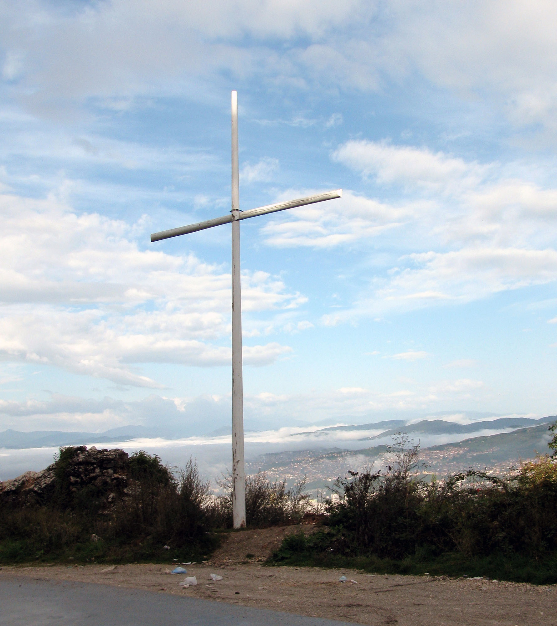 Temporary monument built in the memory of Serbs killed in Sarajevo raises tensions in the city