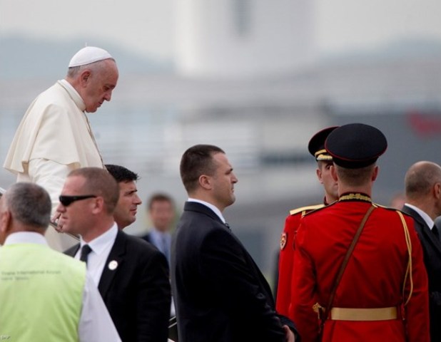 Pope: Albanians sacrificed their life in the name of religion