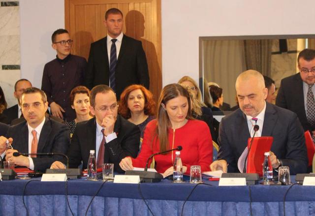 Start of accession talks, Tirana demands a date, Brussels is silent