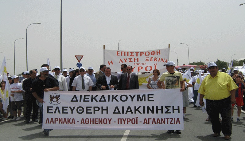 Greek and Turkish Cypriots demand the opening of a crossing point