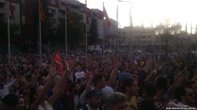 Massive protest in front of the government building, citizens demand PM Gruevski’s resignation