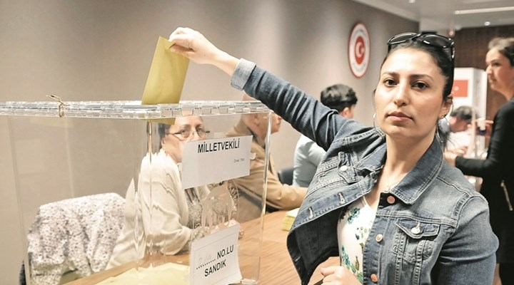 Turkish Stock Exchange collapses, while the lira plummets