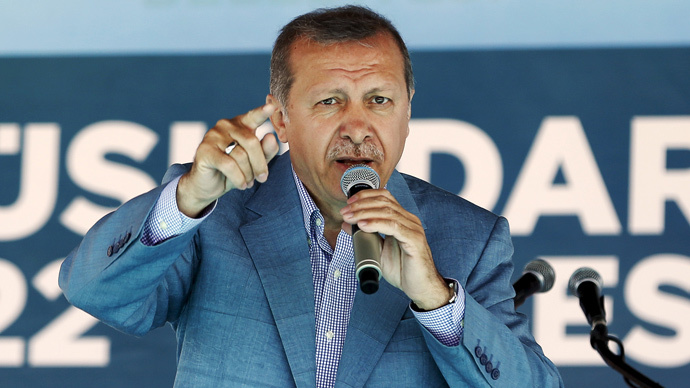 Erdogan threatens journalists for revealing scandals