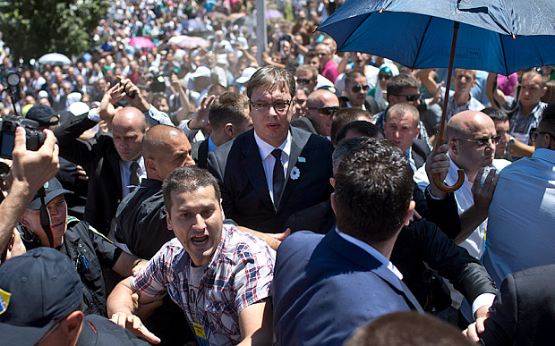 Vucic stoned in Srebrenica