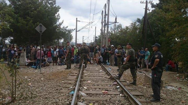 Emigrants block the railway, authorities do not allow them to get in FYROM