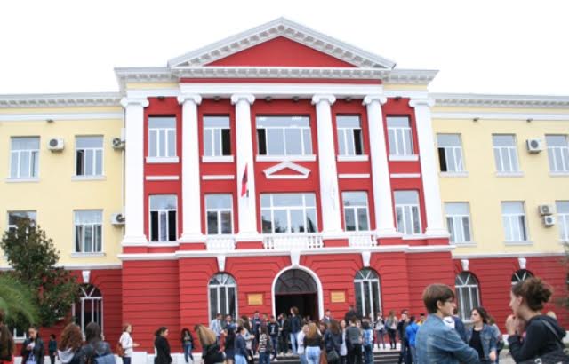 Albania, 30 thousand boys and girls enter university auditoriums for the first time