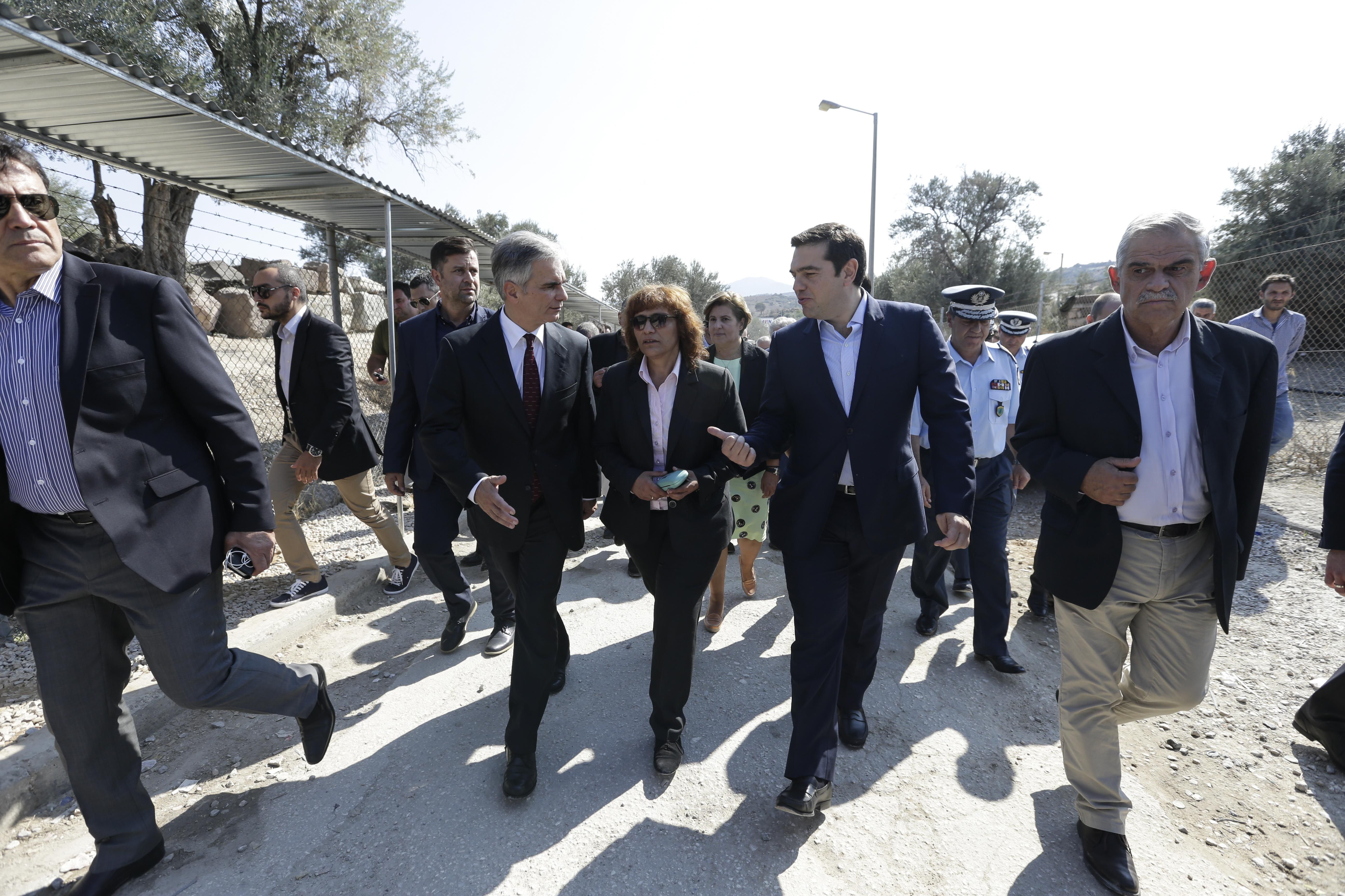 Tsipras and Faymann in Lesvos – “Refugee issue a European problem”