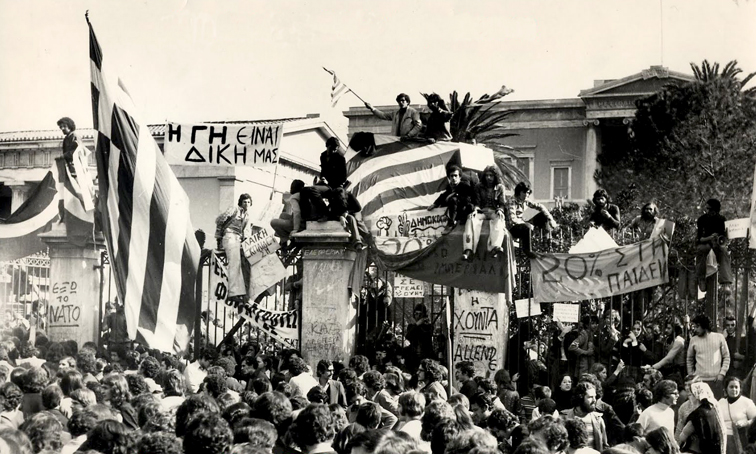 With 7000 police officers the commemorations for the Uprising of the Polytechnic University