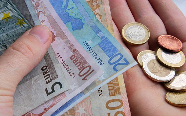 Monthly earnings down by 0,9% in 3Q 2015