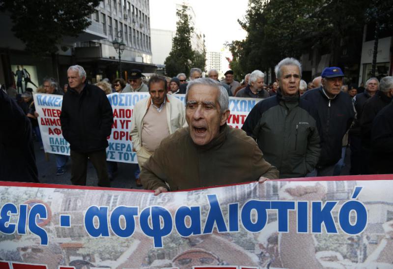 Pensioners threw eggs and yoghurts at ministry