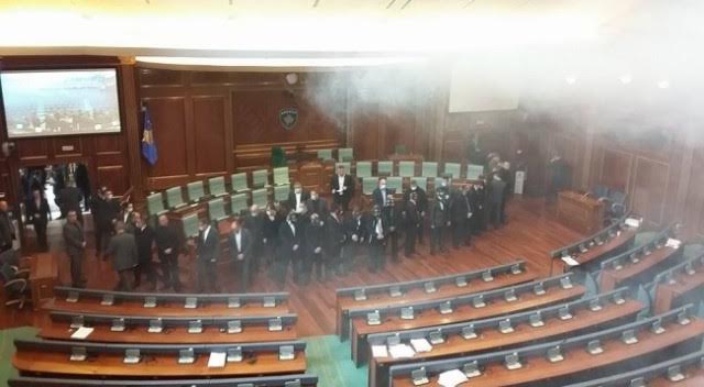 Fresh episodes of teargas in the parliament of Kosovo