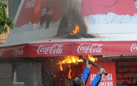 Petrol bombs, light injuries and 13 arrests from the street battles