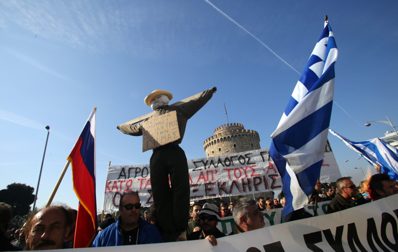 Thessaloniki: Police uses chemicals to disperse the farmers – the opening of «Agrotica» was canceled