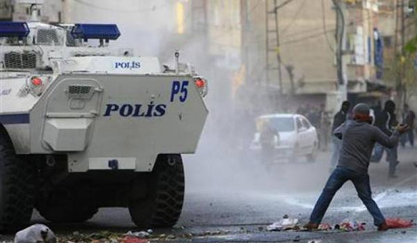 Academics arrested due to a letter that calls Erdogan to stop the raids against the Kurds