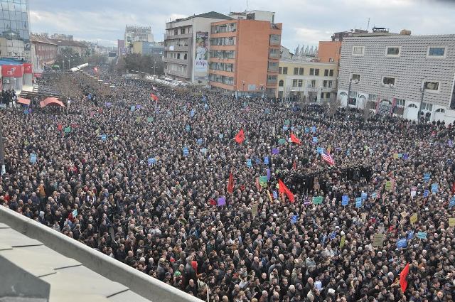 Violent protests in Kosovo, opposition demands the government’s resignation