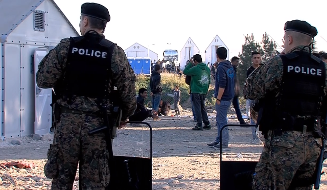 Foreign police on the border in FYROM to control the wave of refugees