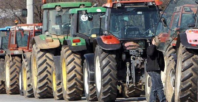 Farmers return to road blocks as government looks for way out of crisis
