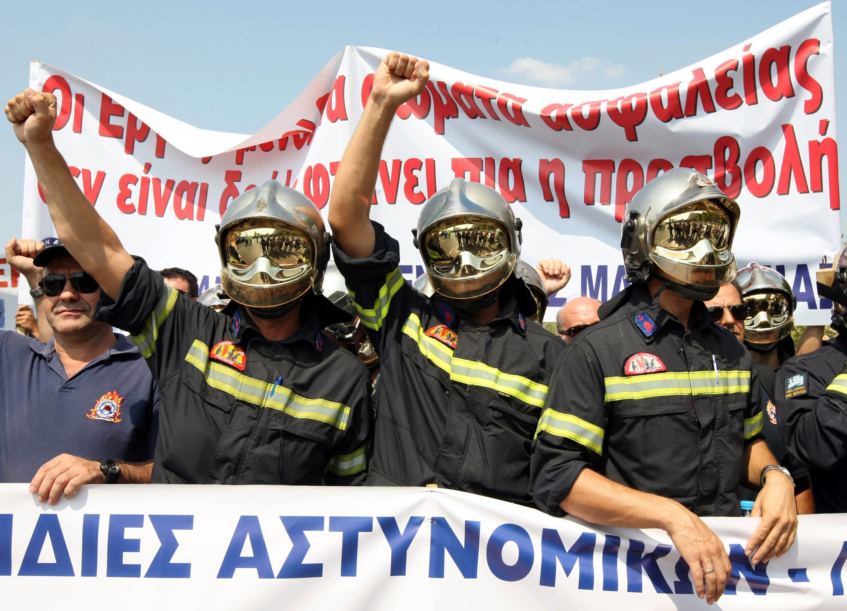 2,500 policemen and firemen rallied against the social security bill