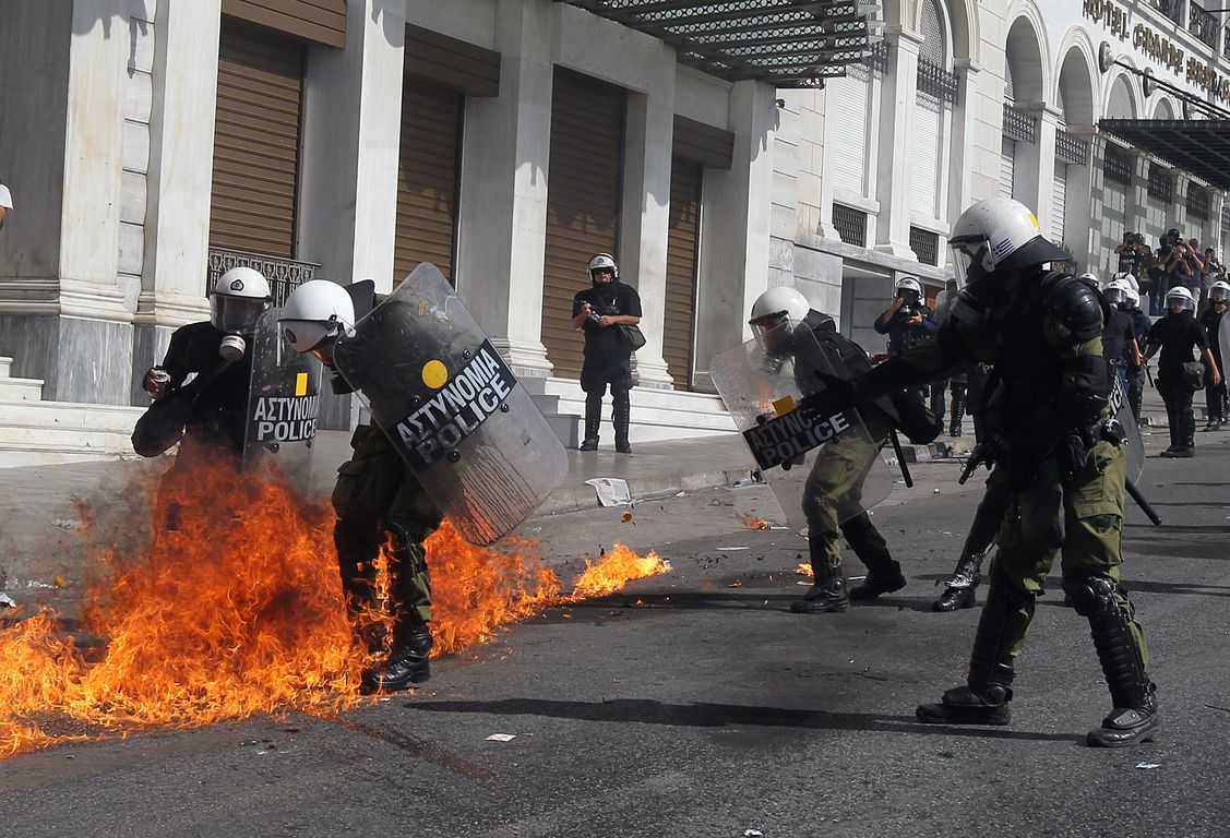 50.000 people demonstrated in Athens, but fire bombs and tear gas ended their rally