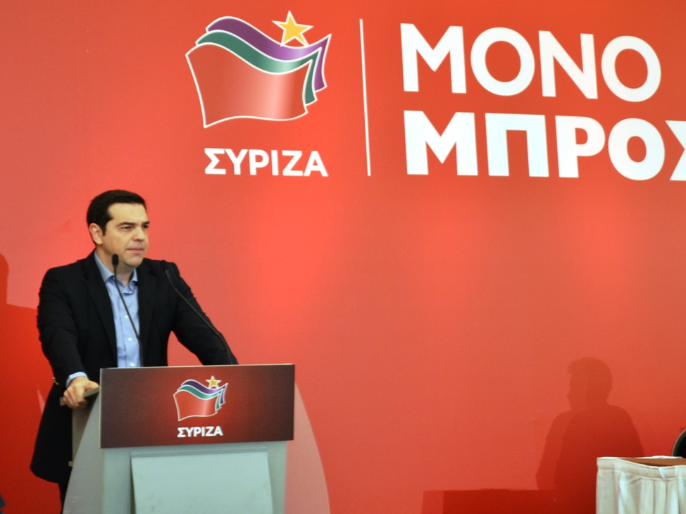 Tsipras weighing options with mind on opinion polls
