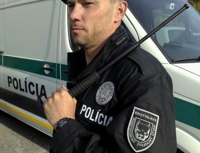 25 Slovak police officers secure the border between FYROM and Greece