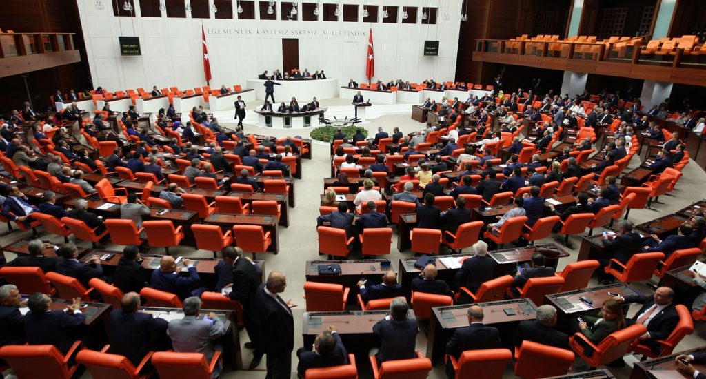 Government proposes inter-party commission to work on decree laws