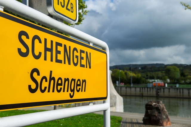 Authorization to enter the Schengen area, a facility or another division line with EU citizens?