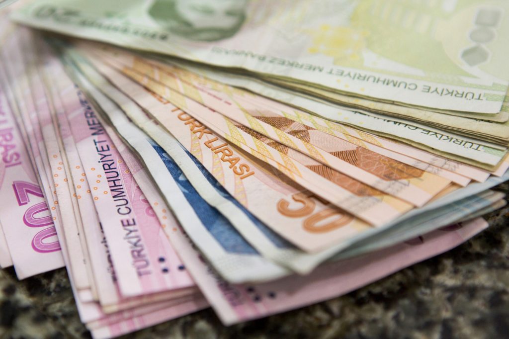Turkish Central Bank fights to arrest lira’s fall