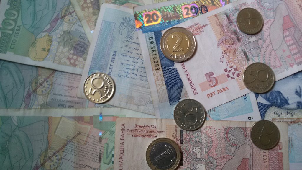 Business climate in Bulgaria’s construction and service industries slightly improved in February – poll