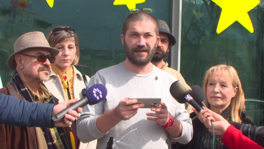 Protesters in FYROM demand a meeting with EU commissioner Hahn
