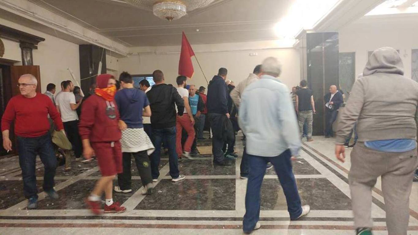 Tension in Skopje, Talat Xhaferi is elected Assembly Speaker in a situation of chaos