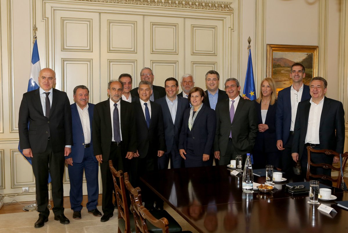 Tsipras discusses opportunities and challenges for local regions with regional governors