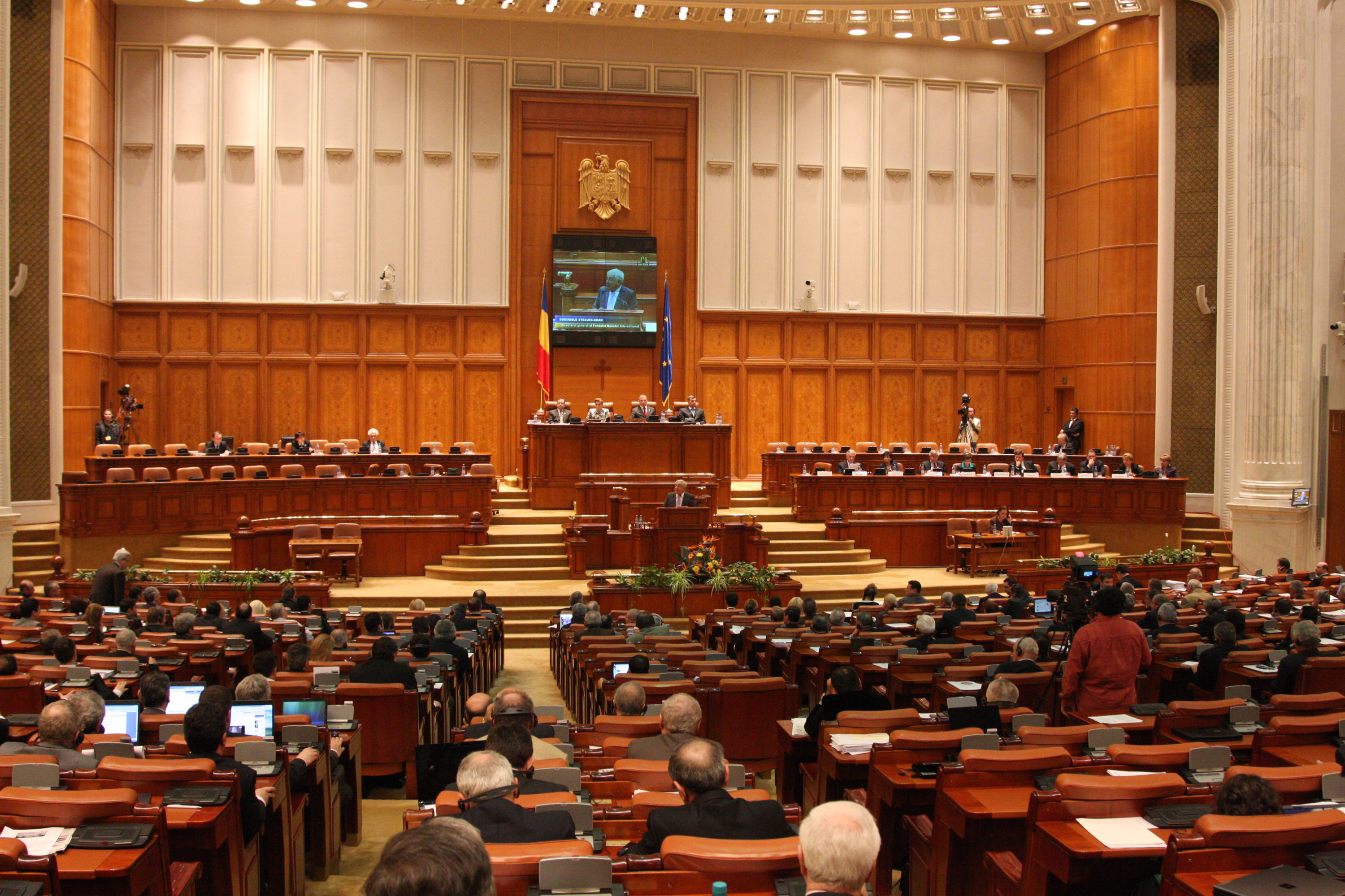 Parliament passes controversial public salary law