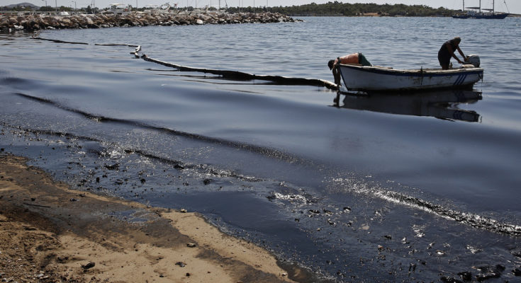 Who is to blame for the ecological disaster in the Saronic Gulf?