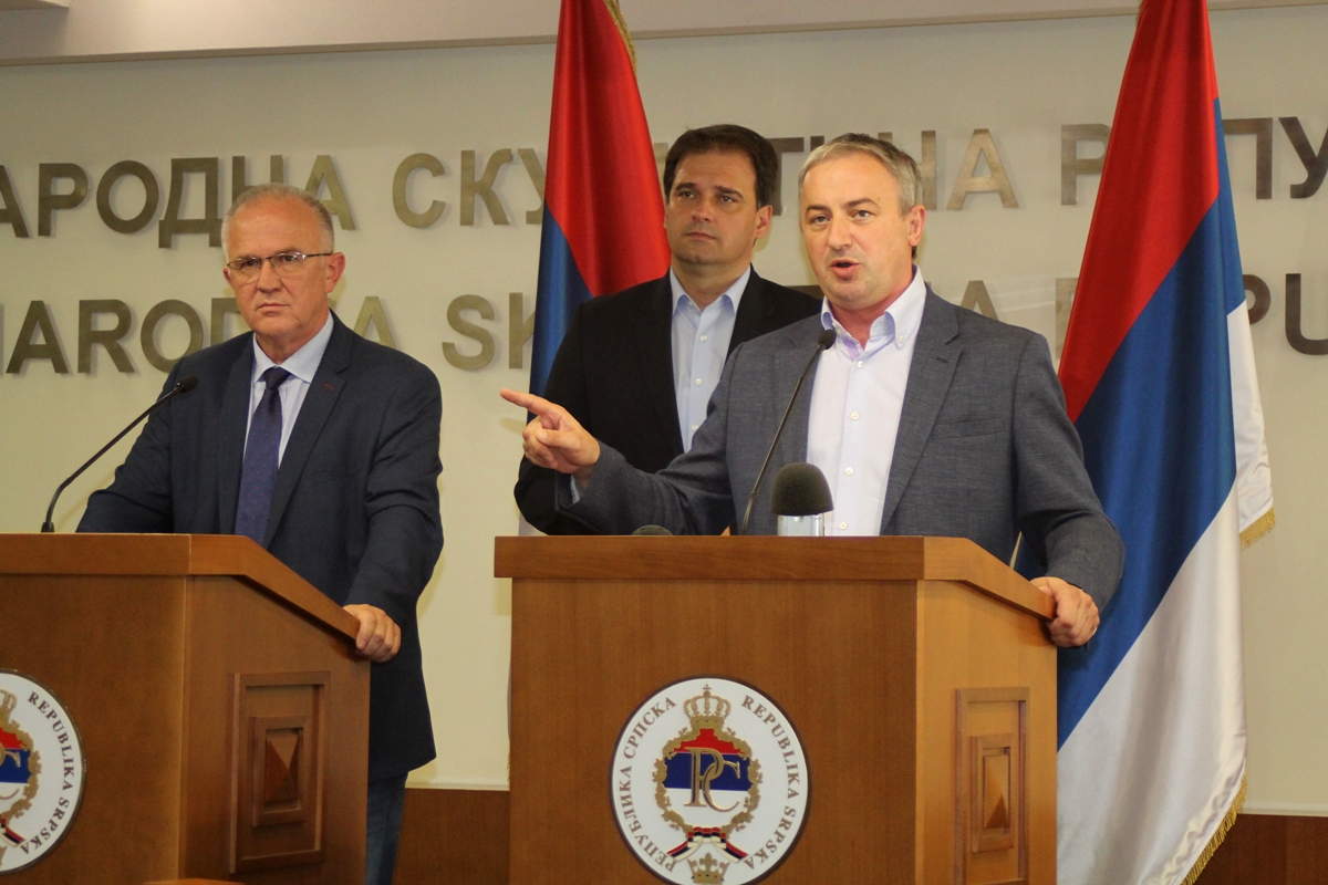 IBNA/Analysis: RS opposition walks along the edge